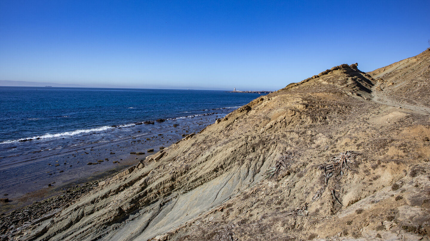 steiler Abstieg zum Gezeitenstrand am Flysch del Estrecho bei Tarifa
