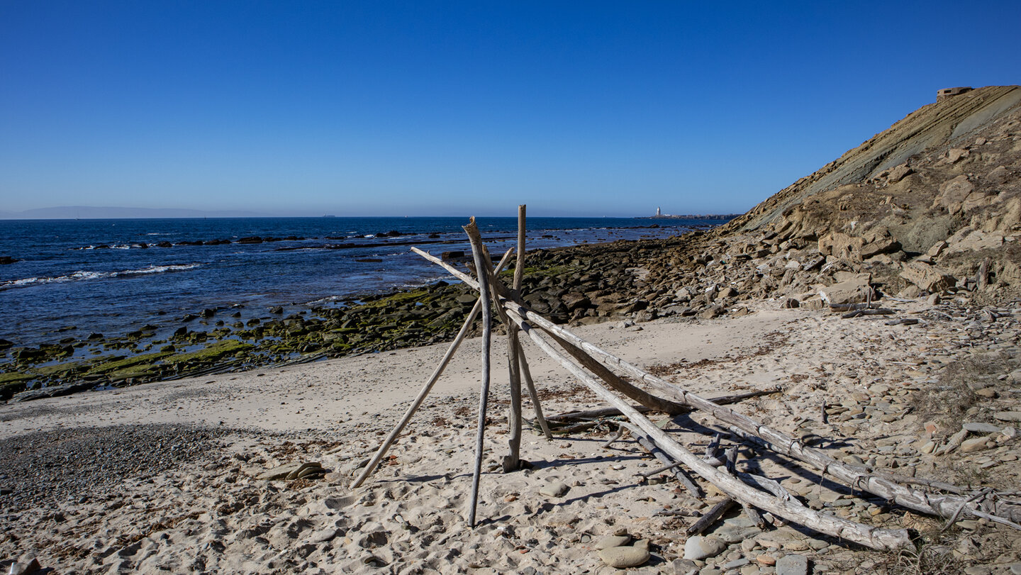 Strand vor den ersten rutschigen und glitschigen Felsformationen des Flysch del Estrecho - Tarifa