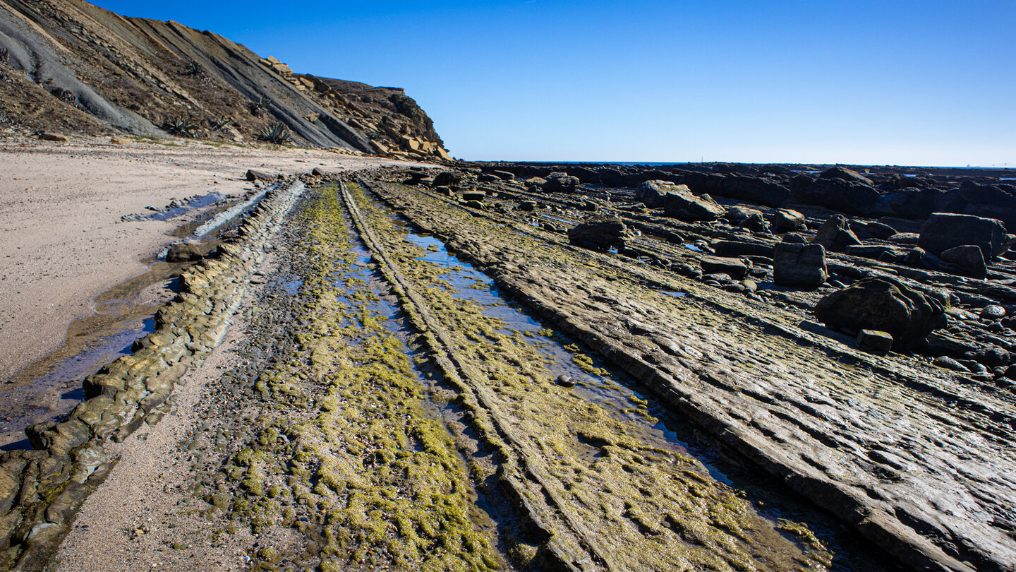 Nur bei Ebbe kann man sowohl die Felsen als auch den Flysch del Estrecho bei Tarifa erkunden