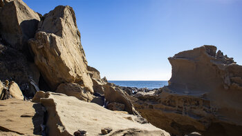 Schichtungen der Kalkfelsen am Nur bei Ebbe kann man des Flysch del Estrecho bei Tarifa