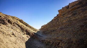 Flysch-Felsformationen – Schichtgestein am Wanderweg „Colada del Camino“ – Flysch del Estrecho