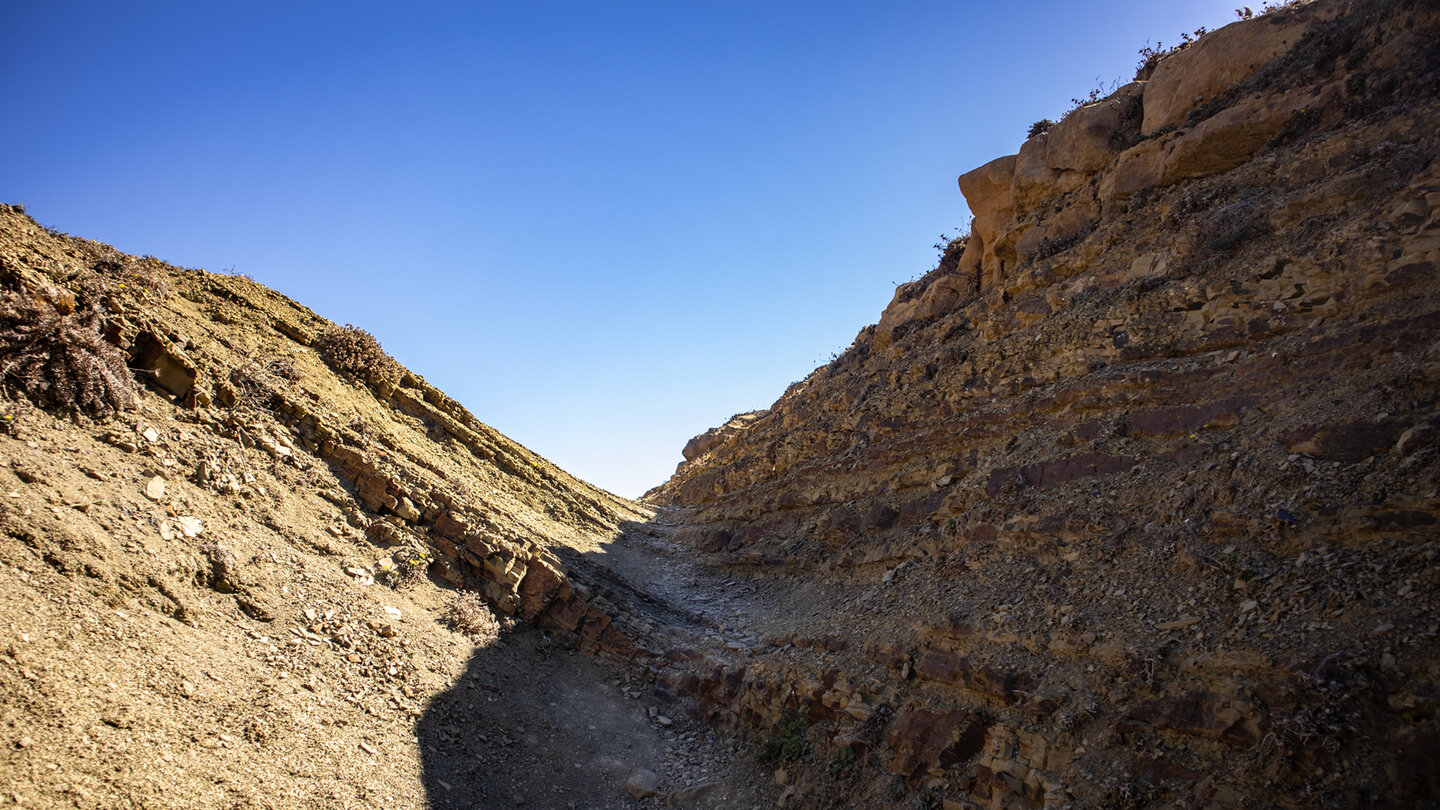 Flysch-Felsformationen – Schichtgestein am Wanderweg „Colada del Camino“ – Flysch del Estrecho