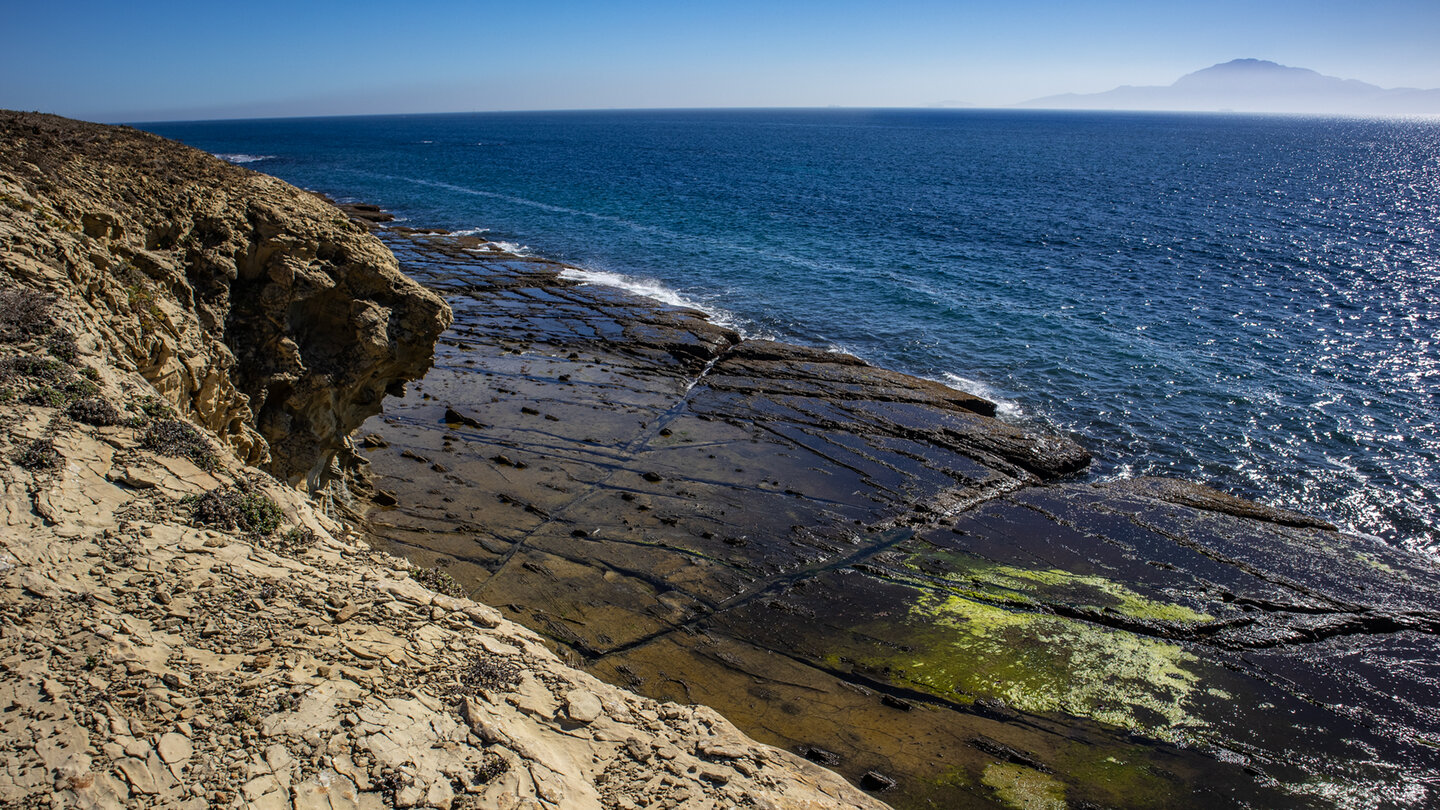 Schichtgestein am „Colada del Camino“: Linien, die wie Adern aussehen, zeichnen das Felsplateau und den Flysch del Estrecho.