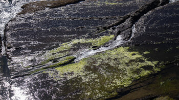 Felsplateau mit Wasserkanal am Weg