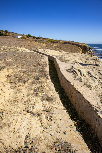 Am Wanderweg befinden sich Gräben und Bunker