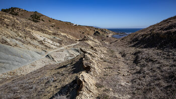Erodierte Felsen säumen den Wanderpfad entlang der Route