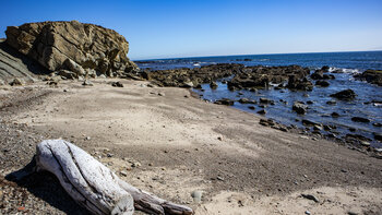 Ausblick zum felsigen Strand