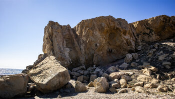 Der Wanderweg „Colada del Camino” von Tarifa wird von erodierten Felsenklippen gesäumt