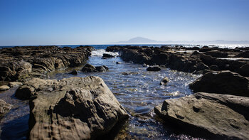 Wasserkanal in der Gezeitenzone eines Plateaus am Flysch del Estrecho bei Tarifa
