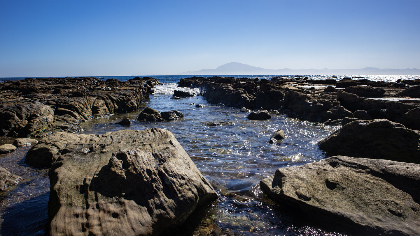 Wasserkanal in der Gezeitenzone eines Plateaus am Flysch del Estrecho bei Tarifa