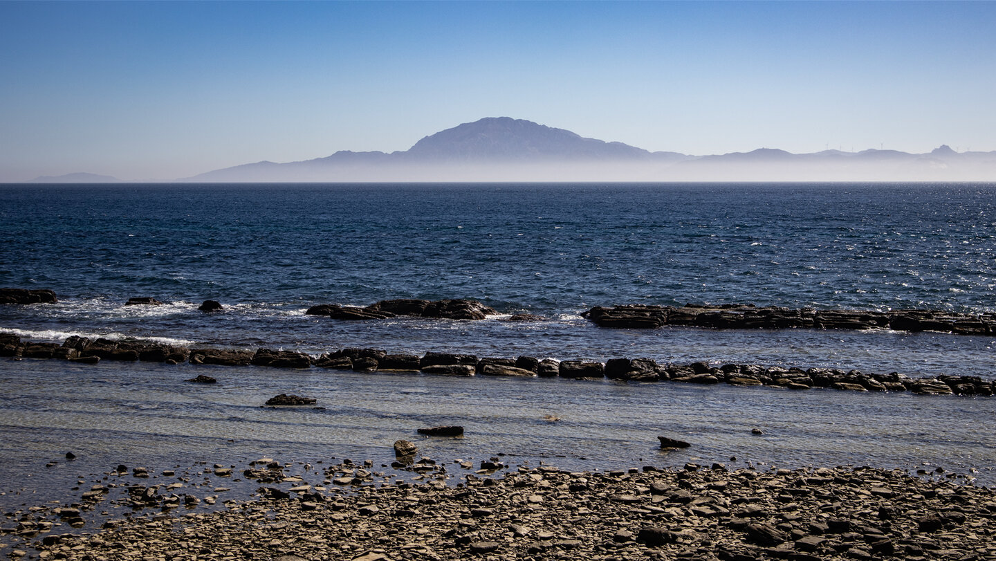 felsige Strand, Flysch del Estrecho und Afrika - mit dem 851 Meter hohen Berg Jbel Musa in Marokko