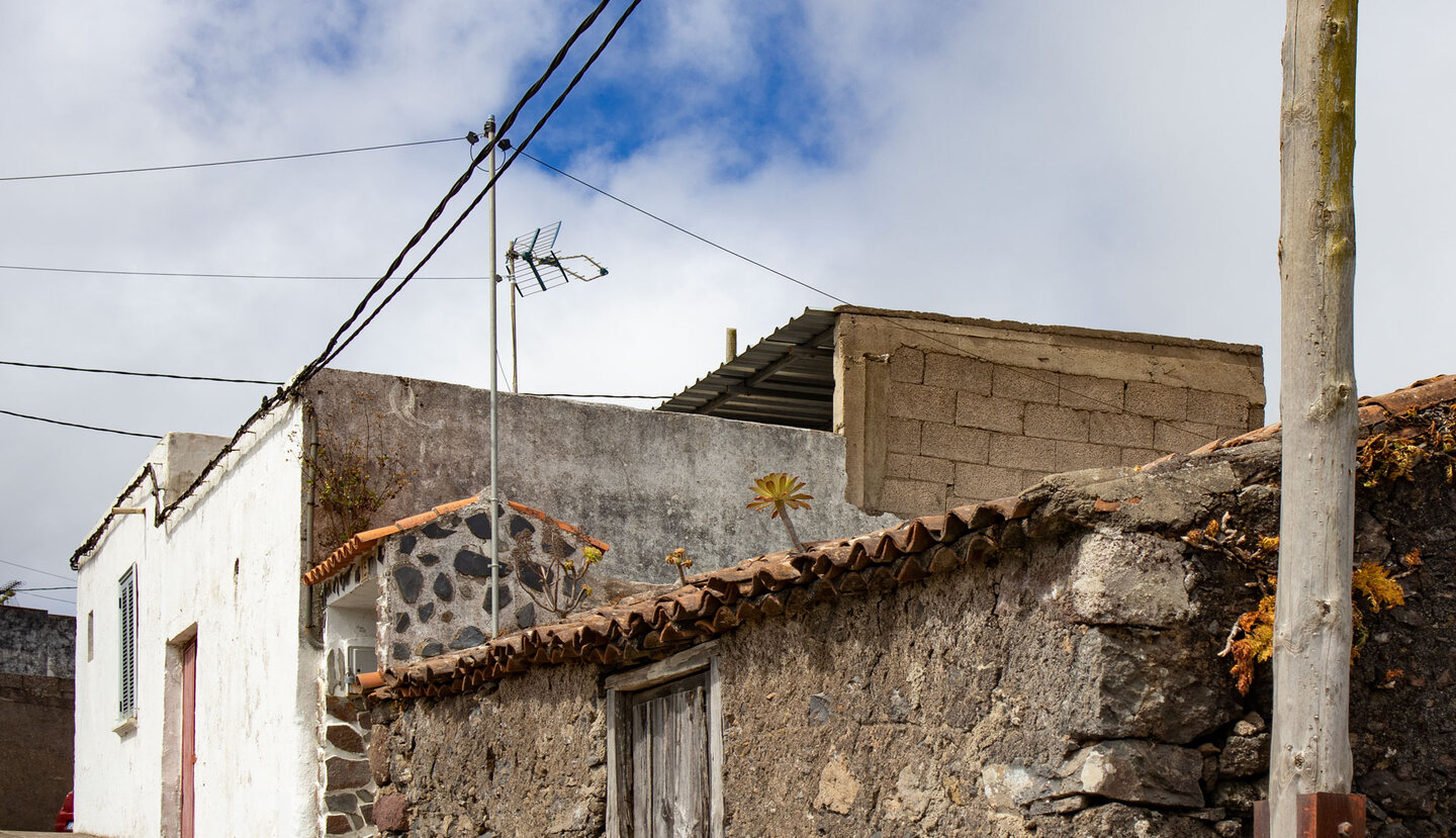 Gasse mit traditionellen Gebäuden in Erjos