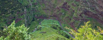 in tiefliegenden Kehren schlängelt sich der Barranco Fagundo auf La Palma in Richtung Atlantik