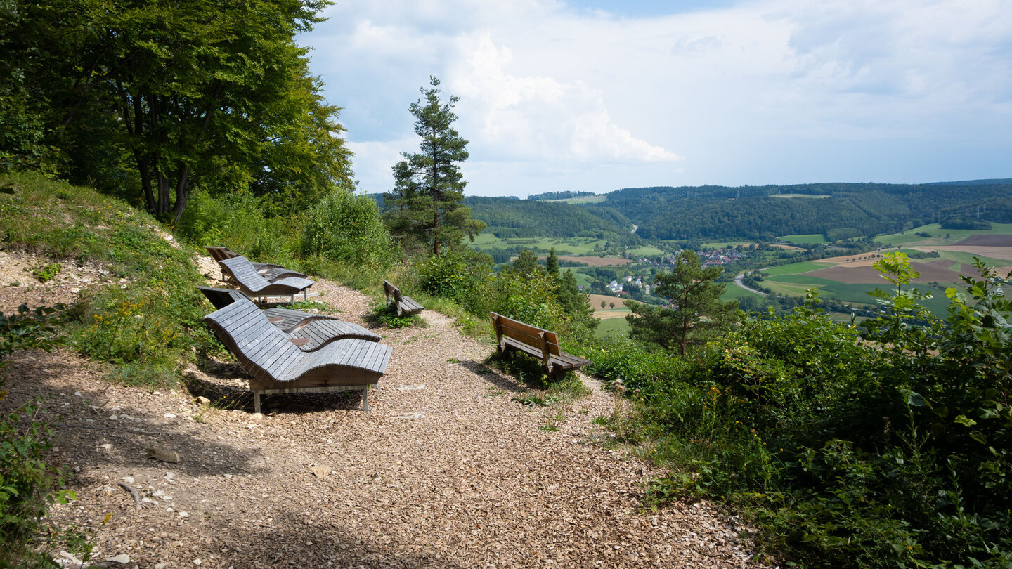 die Aussicht kann man auf einer der vielen Panoramaliegen genießen