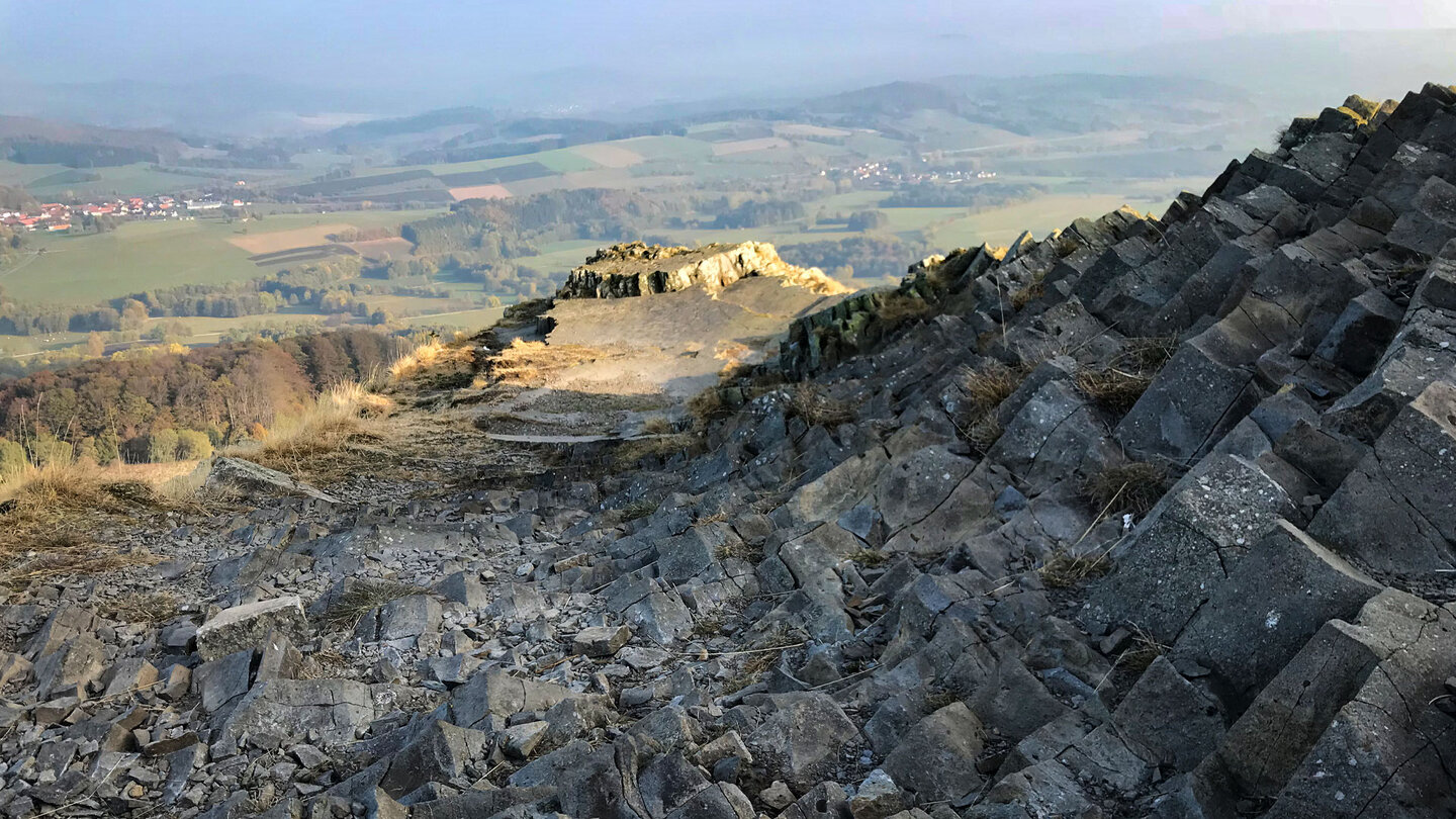 Ausblick von der Abtsrodaer Kuppe über die Basaltfelsen in der Hohen Rhön Ausblick von der Abtsrodaer Kuppe über die Basaltfelsen