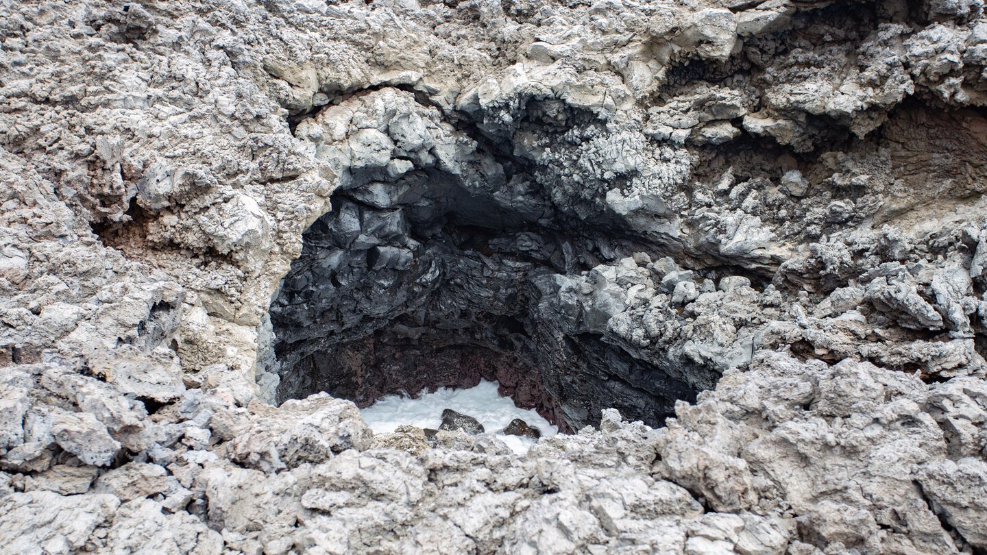 Höhlenformation am Wanderweg