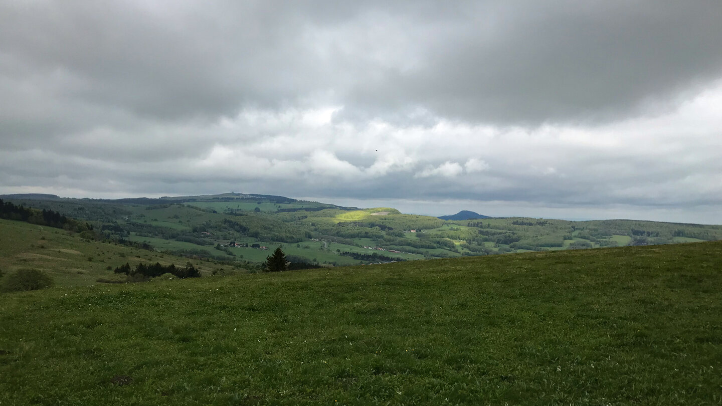 in der Ferne ist die Wasserkuppe sichtbar Wasserkuppe in der Rhön