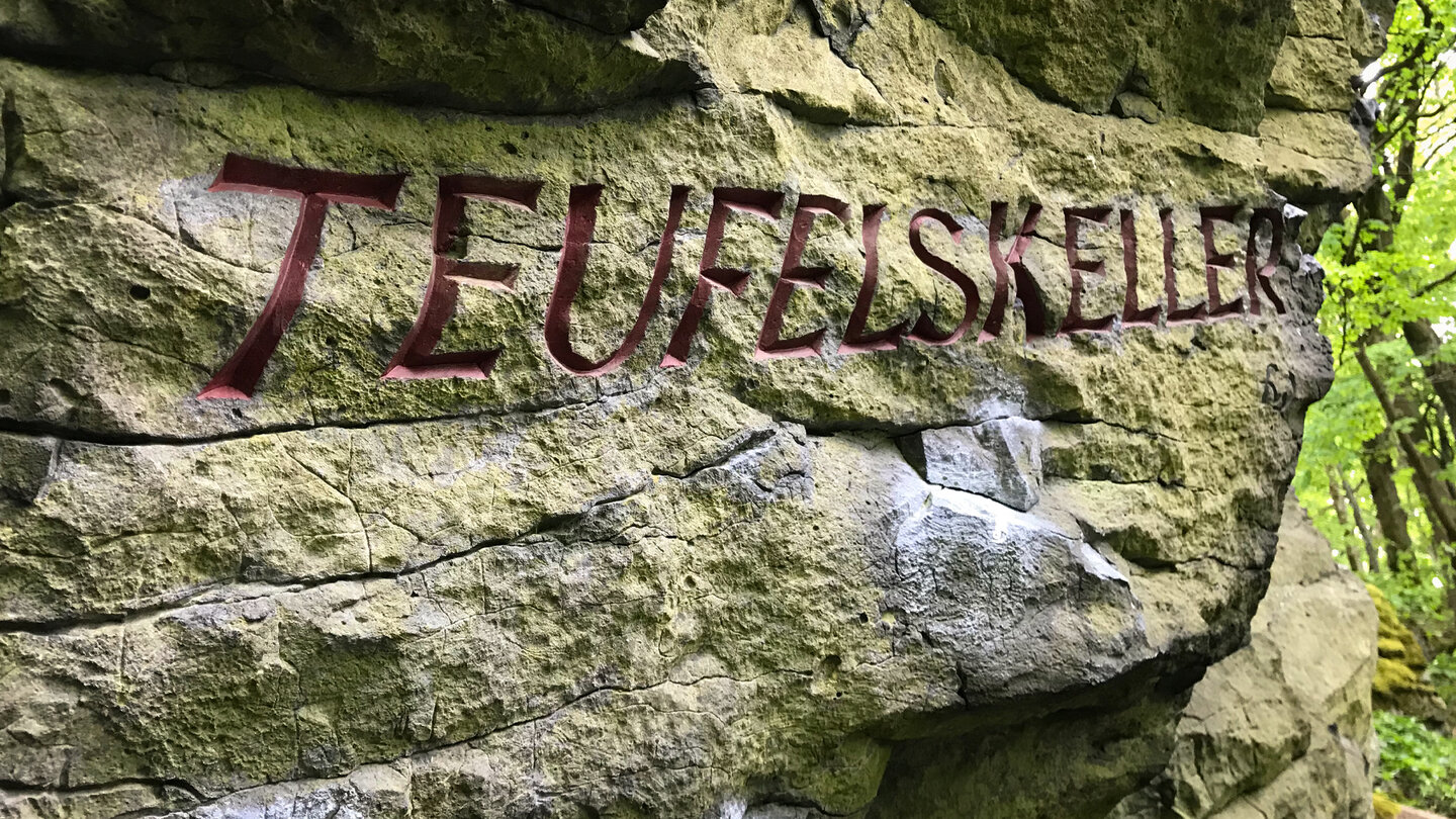 eine Gravur weist auf die Höhle Höhle Teufelskeller