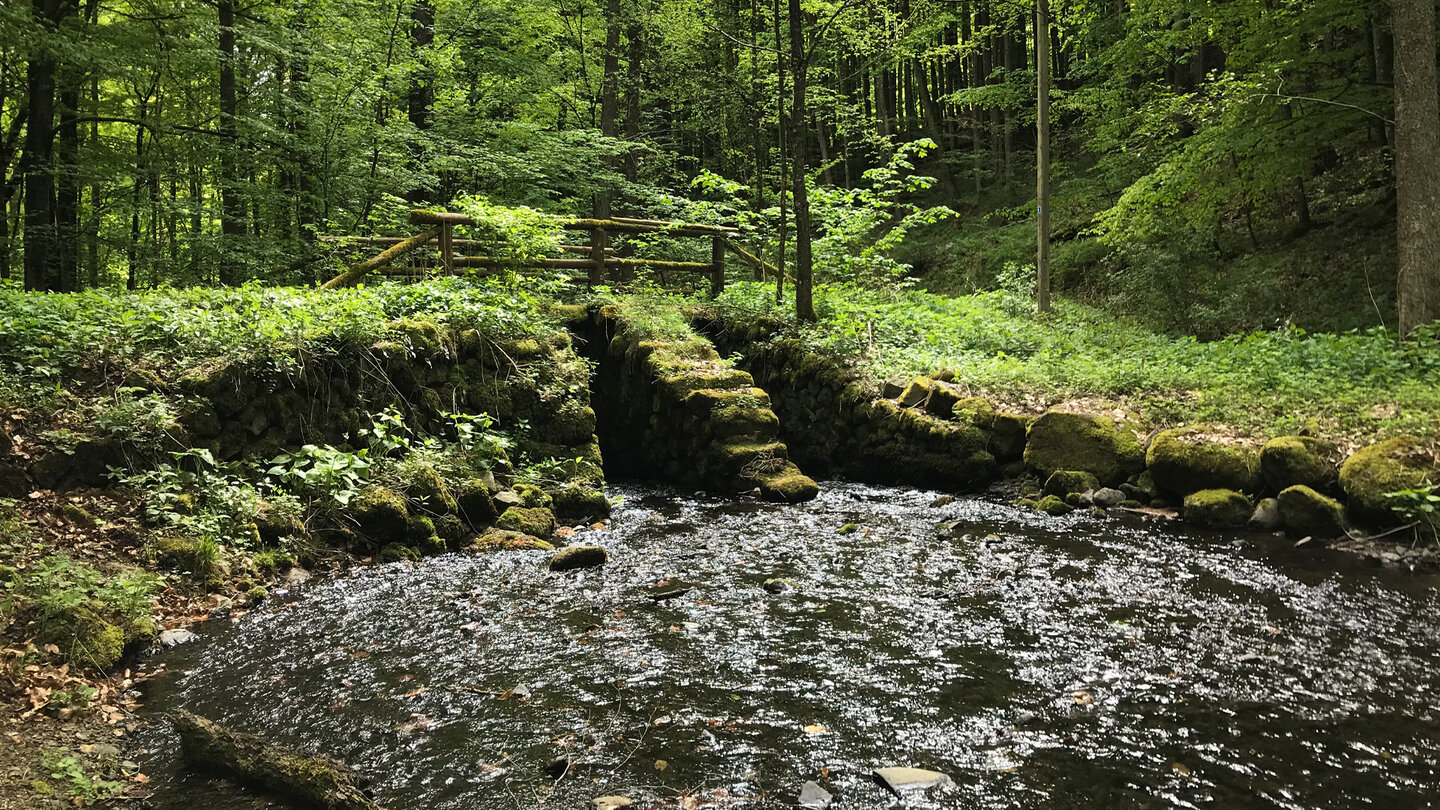 Die Wanderroute quert den Elsbach über eine alte Basaltbrücke Basaltbrücke über Elsbach