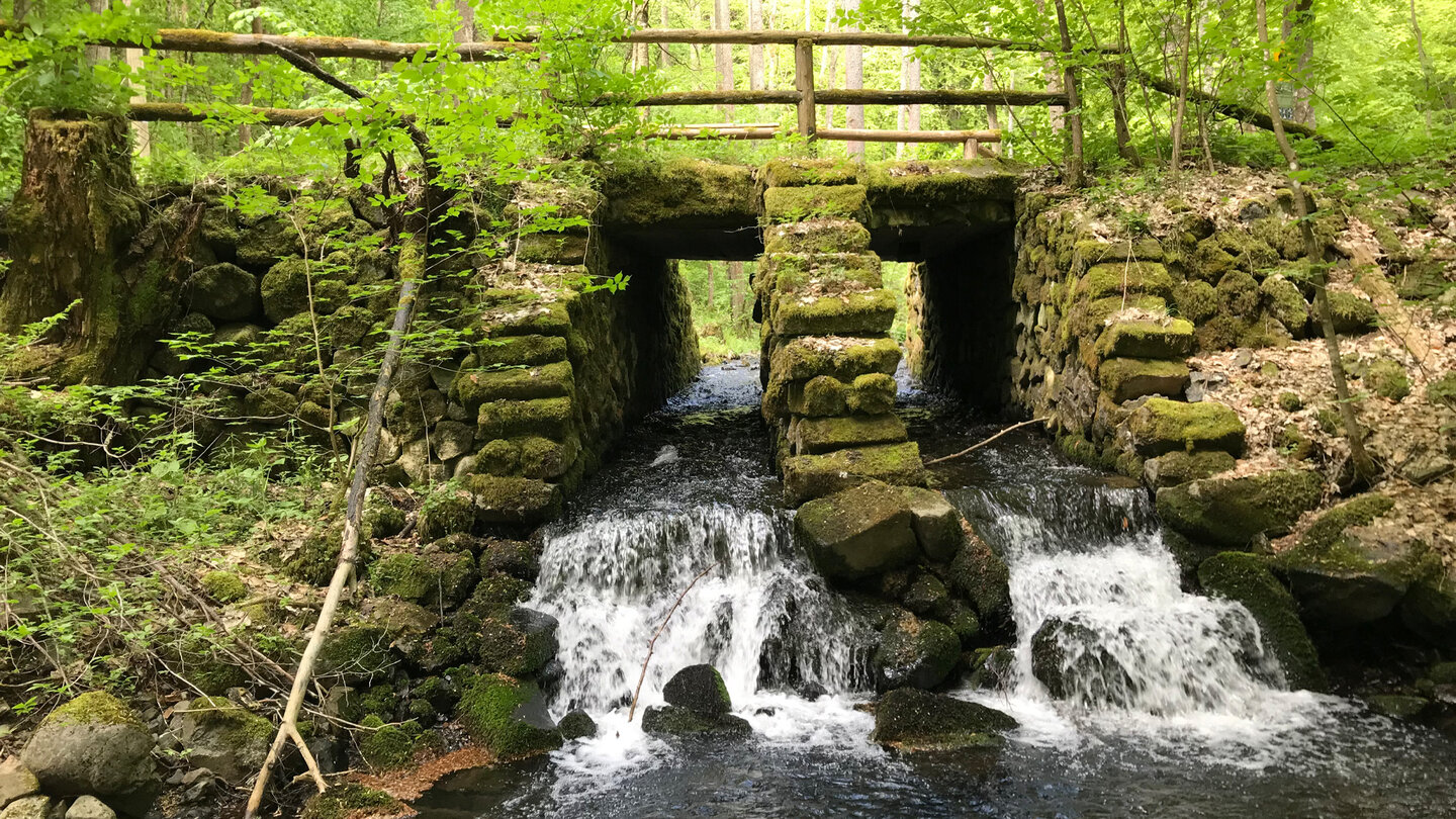 die bemooste Basaltbrücke über den Elsbach Basaltbrücke über den Elsbach