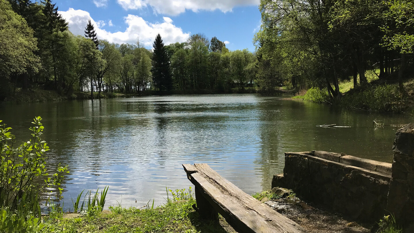 der idylisch und ruhig gelegene Basaltsee bei Oberelsbach Basaltsee bei Oberelsbach