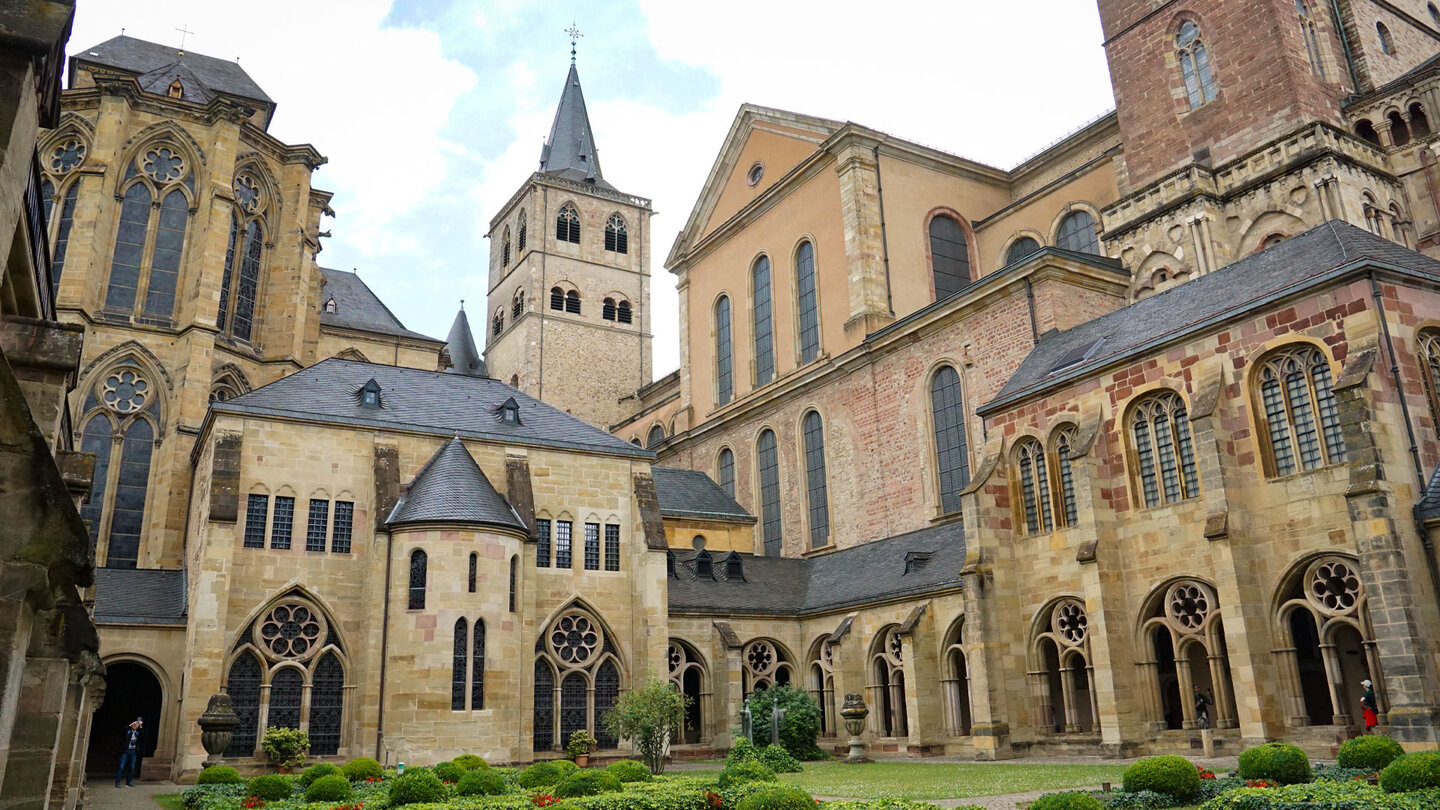 der Kreuzganggarten im Trierer Dom St. Peter Kreuzganggarten im Trierer Dom St. Peter
