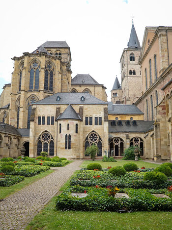 Blick vom Kreuzgang auf den Dom Sankt Peter