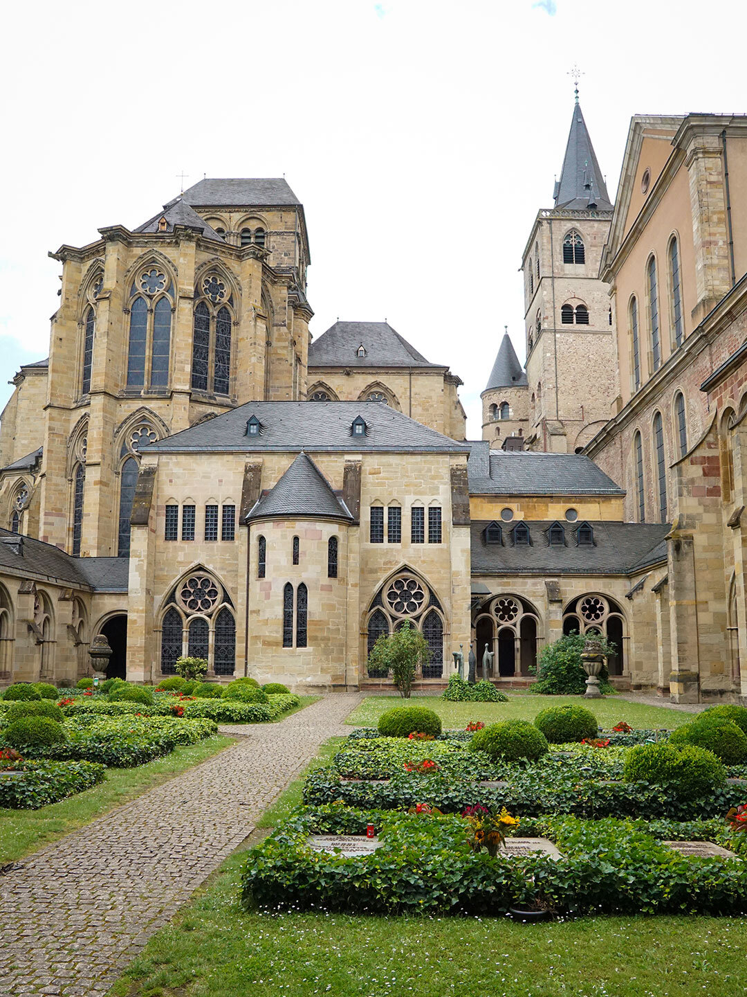 Blick vom Kreuzgang auf den Dom Sankt Peter in Trier Blick vom Kreuzgang auf den Dom Sankt Peter