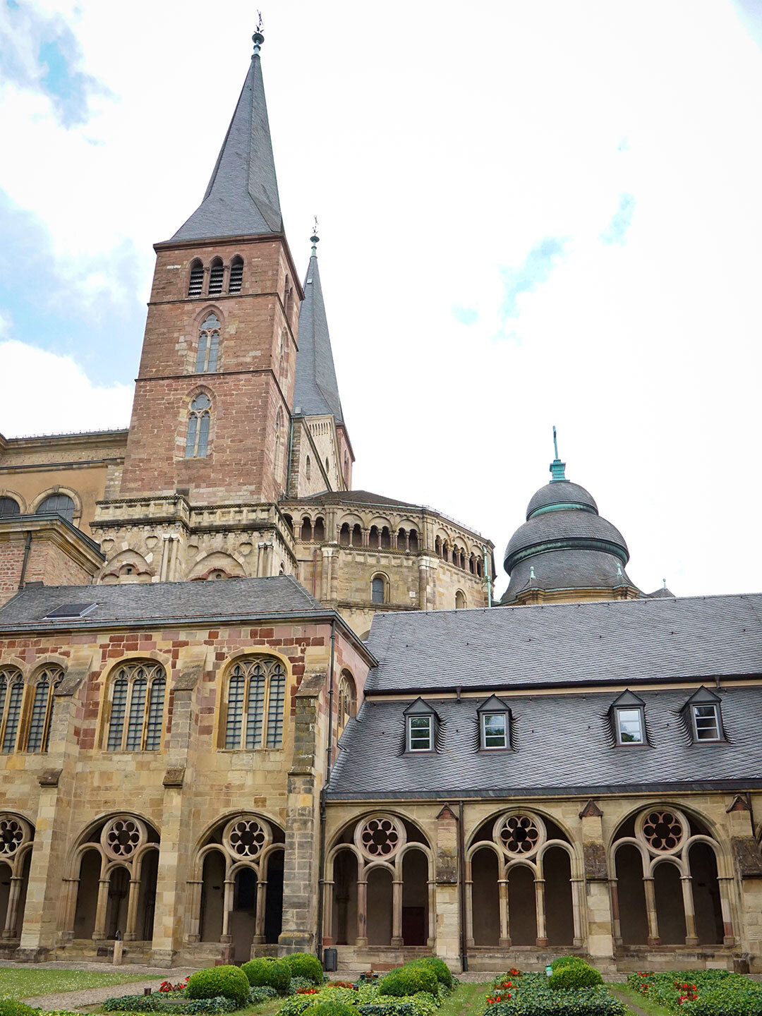 Blick auf die Kirchtürme vom Kreuzganggarten des Trierer Dom St. Peter Blick auf die Kirchtürme des Trierer Dom St. Peter