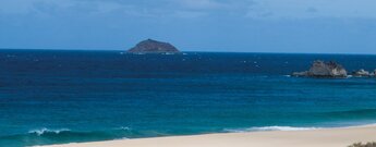 Die Insel Roque del Oeste im Chinijo Archipel liegt nördlich von Montaña Clara