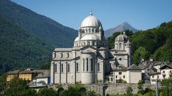 Blick auf die Wallfahrtskirche Madonna del Sangue