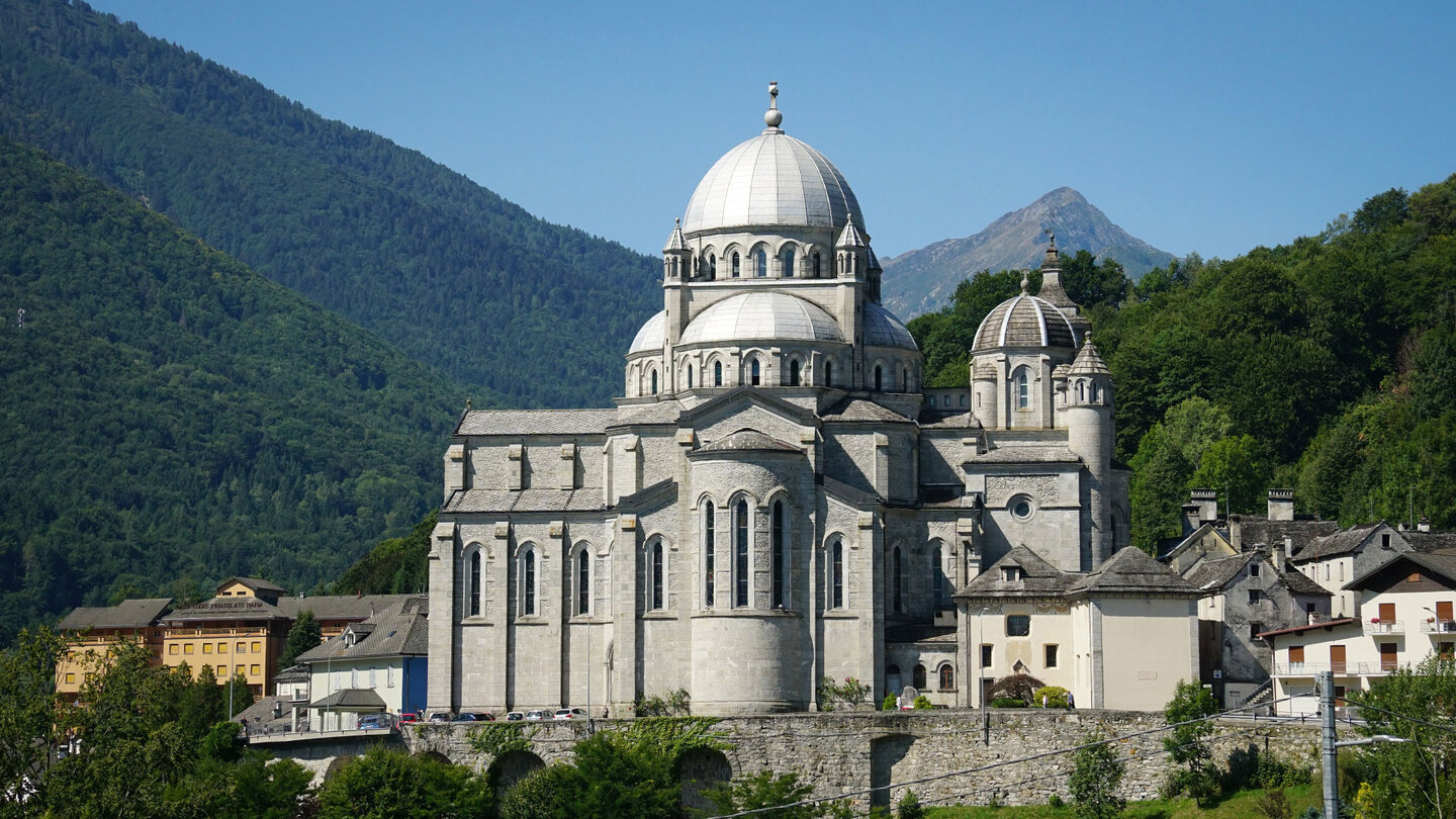 Blick auf die Wallfahrtskirche Madonna del Sangue