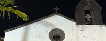 Dachgiebel mit Kreuz und kleinem Glockenturm der Kapelle Corpo Santo in Funchal