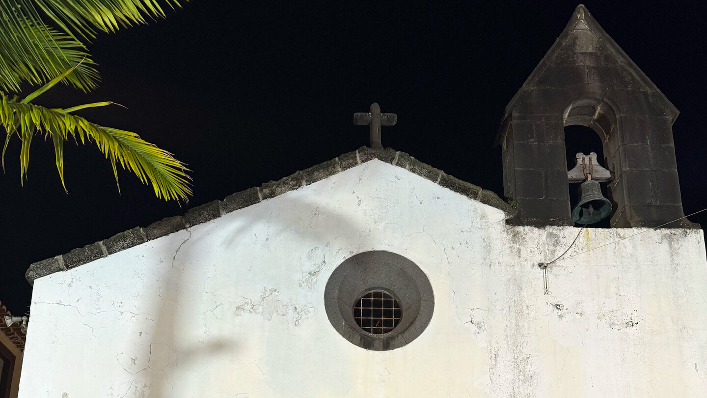 Dachgiebel mit Kreuz und kleinem Glockenturm der Kapelle Corpo Santo in Funchal auf Madeira Dachgiebel mit Kreuz und kleinem Glockenturm der Kapelle Corpo Santo in Funchal