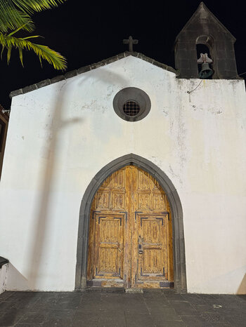 Kapelle Corpo Santo in Funchal: spitzbogiges Eingangsportal und doppelflügelige Holztür sind typisch 15. Jahrhundert