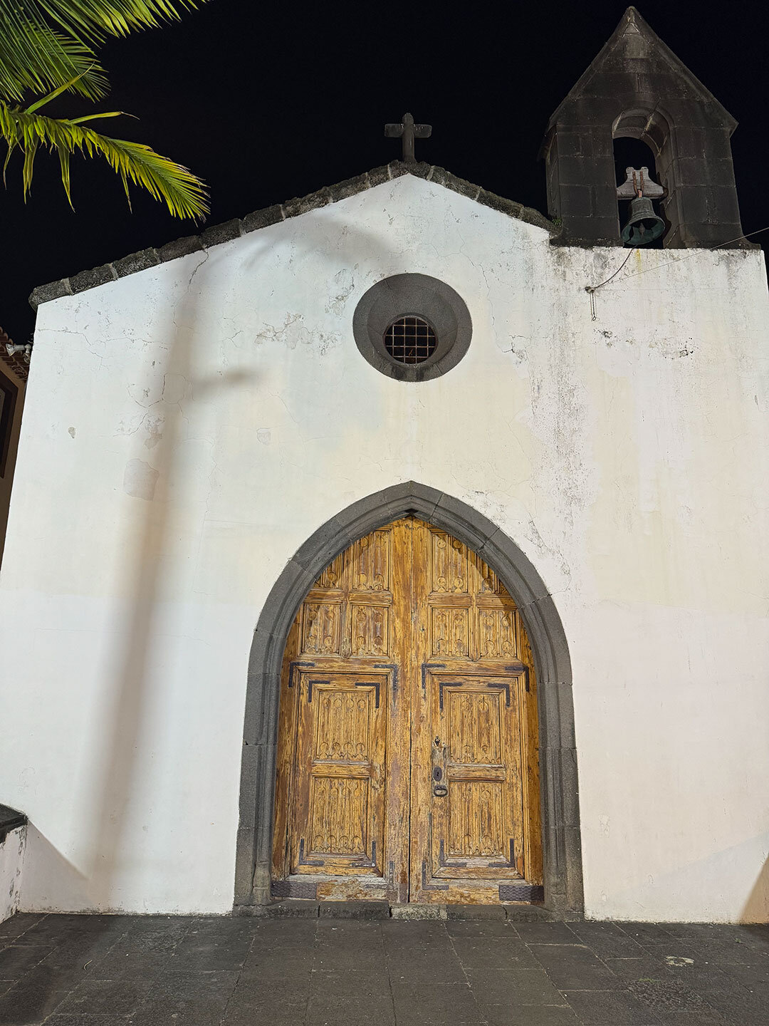 Kapelle Corpo Santo in Funchal: spitzbogiges Eingangsportal und doppelflügelige Holztür sind typisch für das späte 15. Jahrhundert. Kapelle Corpo Santo in Funchal: spitzbogiges Eingangsportal und doppelflügelige Holztür sind typisch 15. Jahrhundert