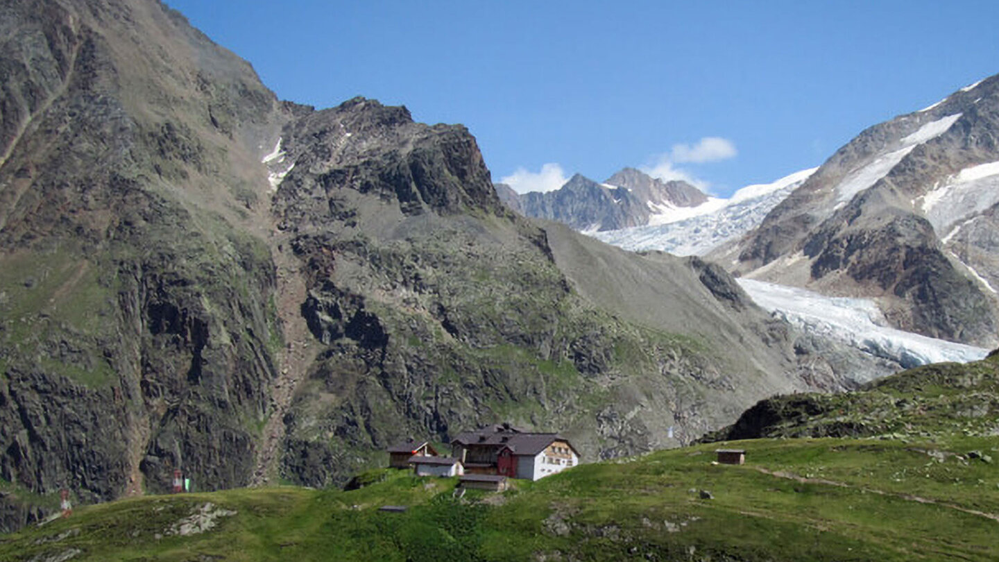 das Taschachhaus liegt auf auf 2.434 Metern Höhe im Pitztal inmitten der Ötztaler Alpen das Taschachhaus liegt im Pitztal inmitten der Ötztaler Alpen