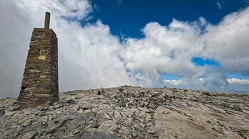 Gipfelsäule am La Maroma oder Pico Tejeda in der andalusischen Provinz Malaga