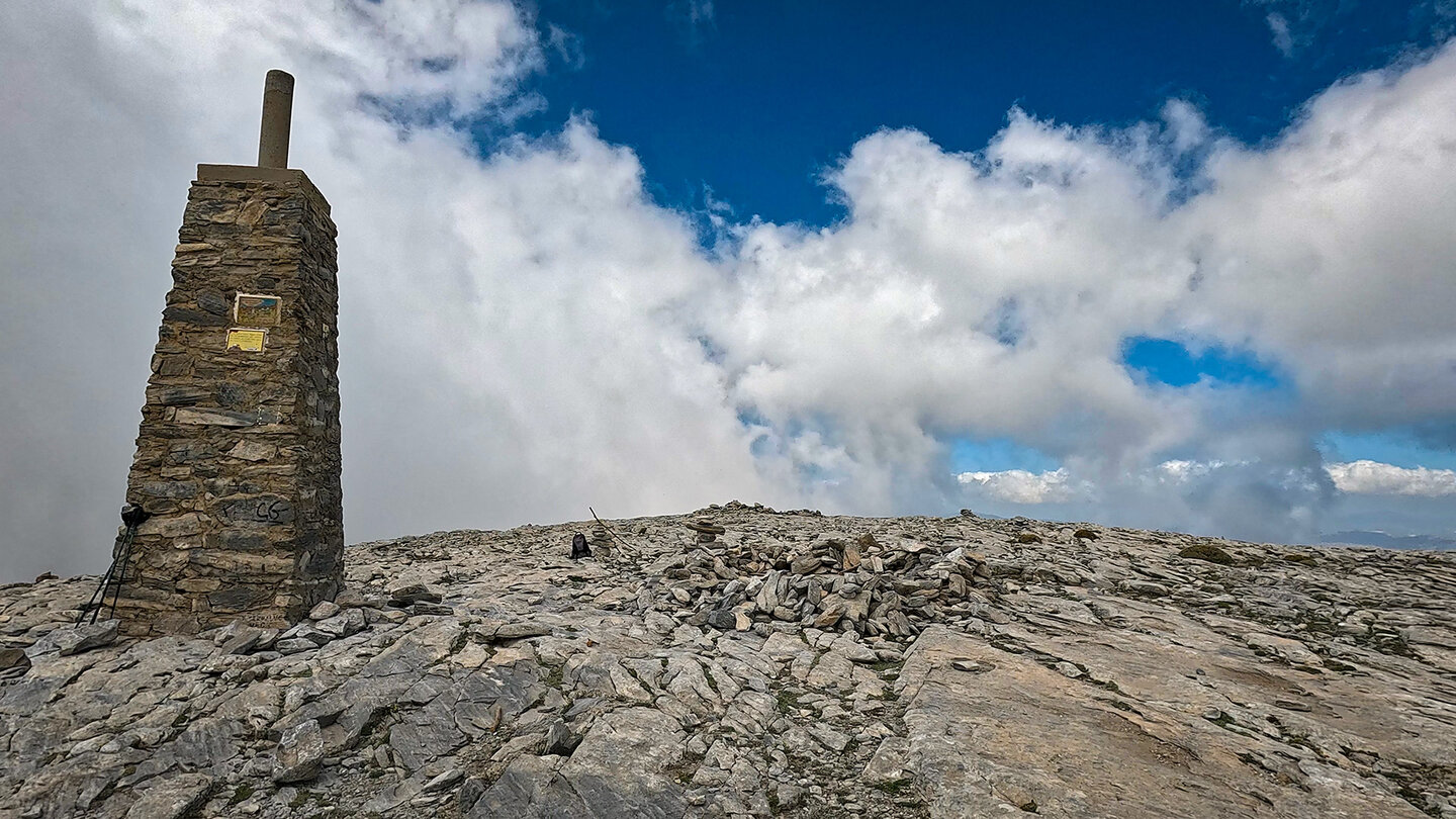 Gipfelsäule am La Maroma oder Pico Tejeda in der andalusischen Provinz Malaga
