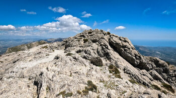 Wanderweg durch Karstfelsen am La Maroma