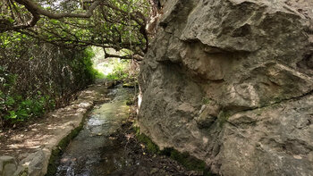 Felswände des Wasserkanals am Rio Cuadros bei Bedmar in Andalusien