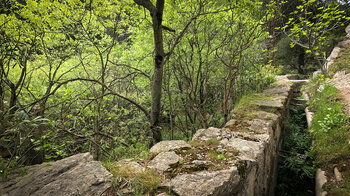 wandern am Wasserkanal beim Rio Cuadros in der Sierra Mágina