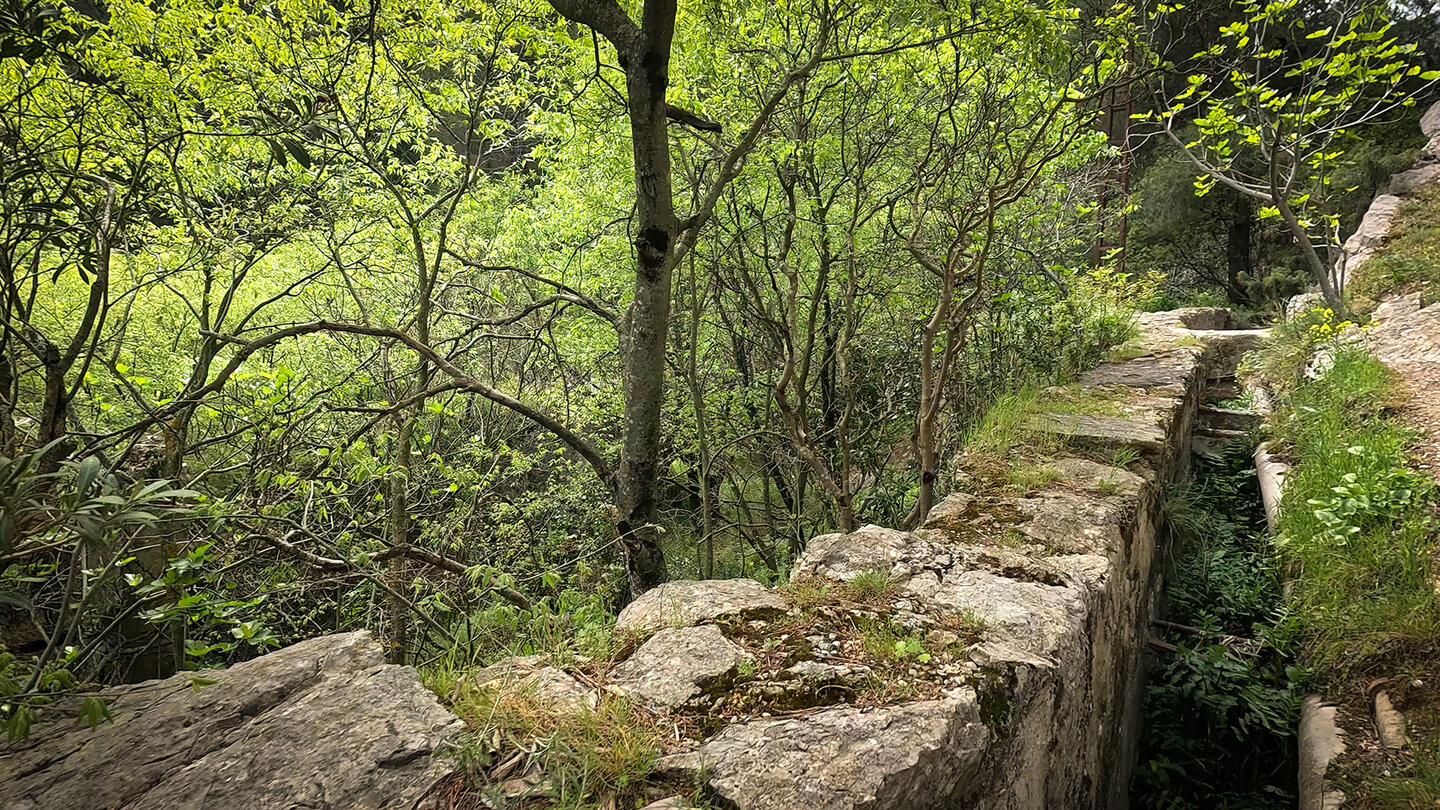 wandern am Wasserkanal beim Rio Cuadros in der Sierra Mágina