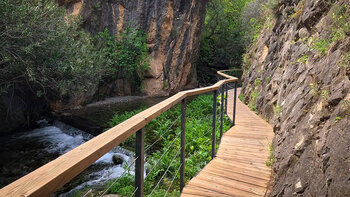 Holzsteg an der Quelle Sistillo am Rio Cuadros bei Bedmar