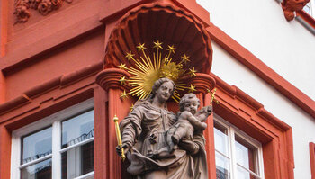 Madonnenfigur am Haus Meder in Heidelberg