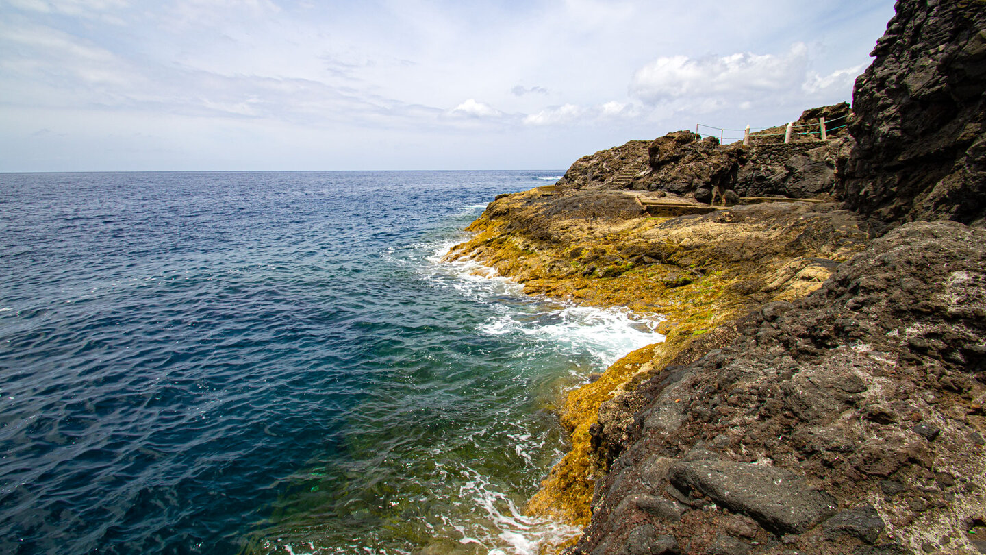 vielfarbiges Lavagestein entlang der Küste am Puerto de Puntagorda auf La Palma