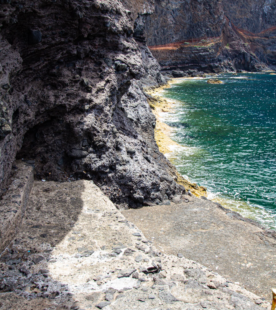 angelegte Terrassen und farbige Gesteinsschichtungen am Puerto de Puntagorda auf La Palma