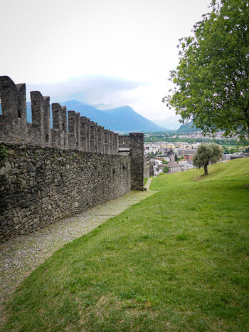 die Festungsmauer des Castel Grande in Bellinzona