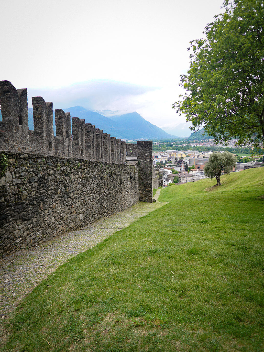 die Festungsmauer des Castel Grande in Bellinzona