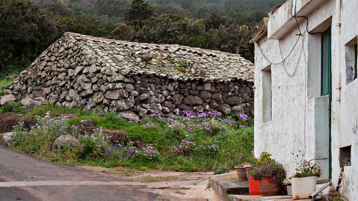 im Weiler Los Bailaderos findet man noch traditionelle Steinhäuser